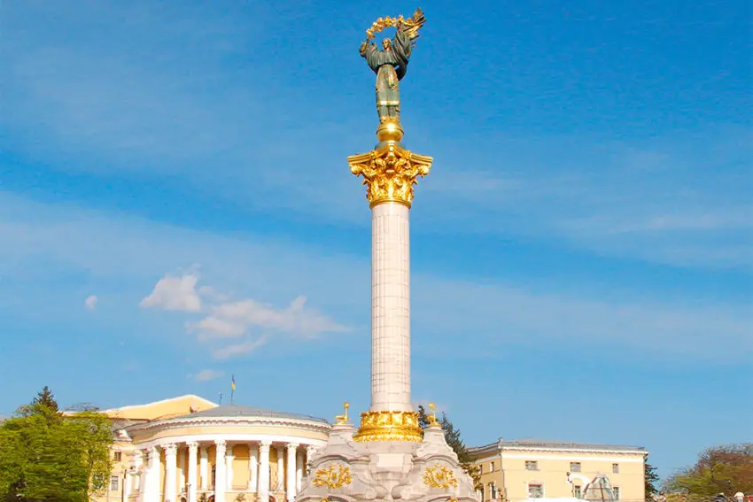 Киев статуя Майдан Монумент - Независимости Украины