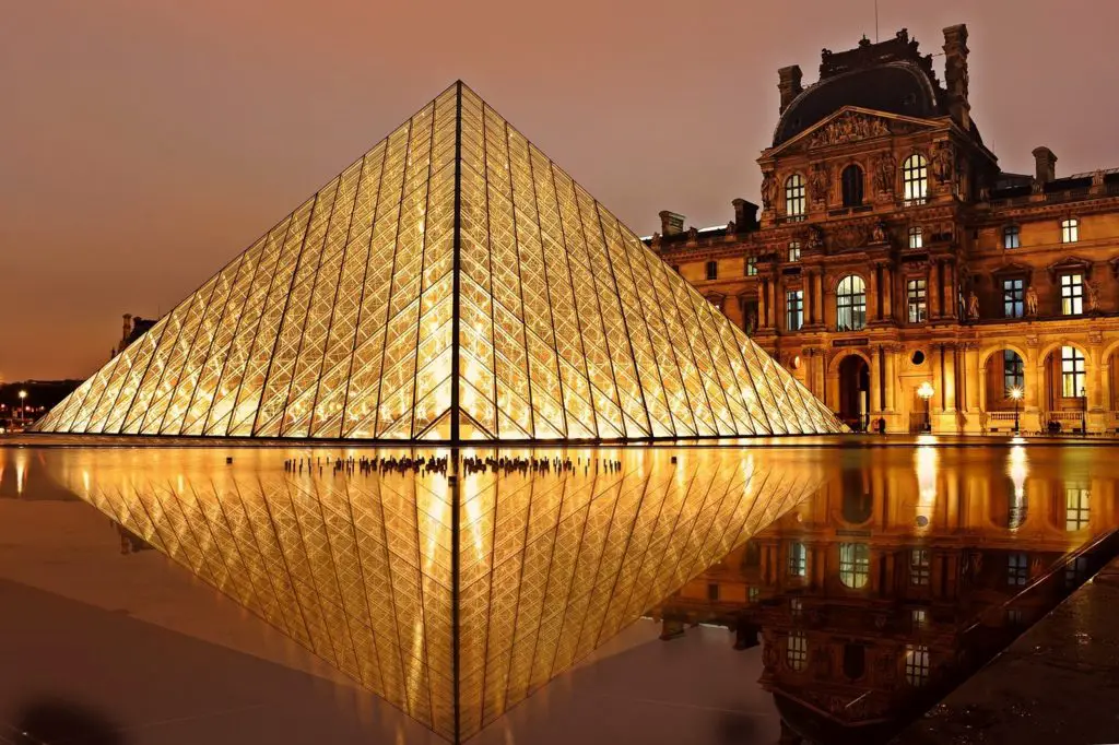 Лувр Пирамида Париж интересные факты